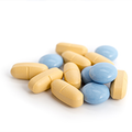 Blaue und gelbe Tabletten (Dragees) im Blister