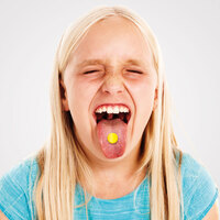 Kind streckt Zunge raus mit Medcoat