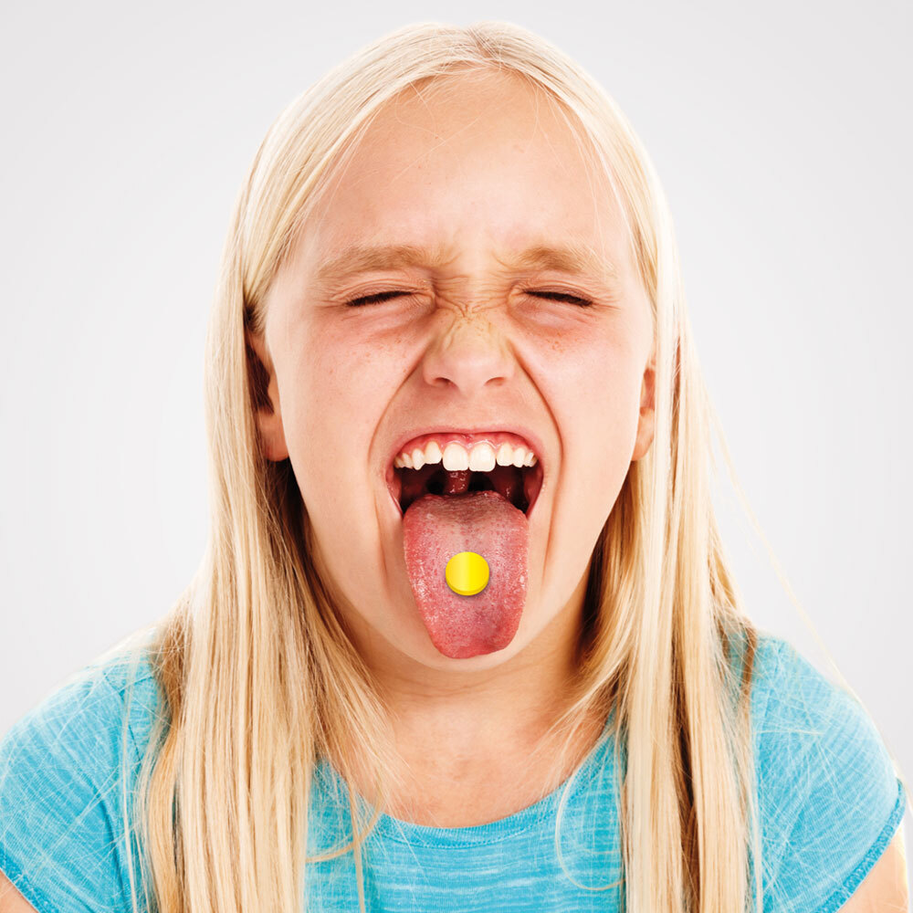 Kind streckt Zunge raus mit Medcoat