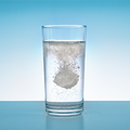 Brausetablette löst sich in Wasser auf