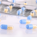 Abbildung Retard-Tabletten: Kügelchen in Blau-Transparenter Kapsel