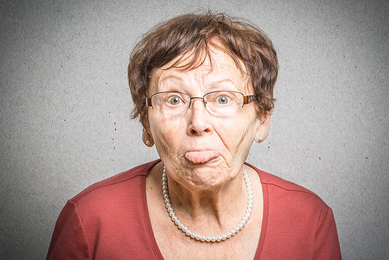 ältere Dame streckt die Zunge raus